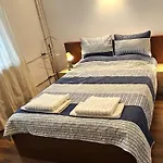 Yb